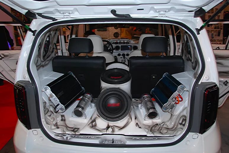Audio tuning. Минивэн автозвук. Большой сабвуфер в машину. Sq акустика для авто. Сабвуфер в джипе.