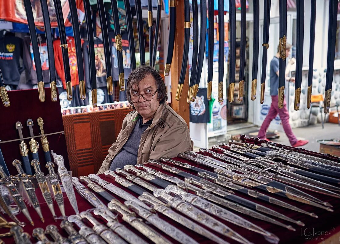 Продавец часов прикол. Продавец галантереи. Нож продавец. Нож продавец. Обложка тебя свои пырнут ножом.