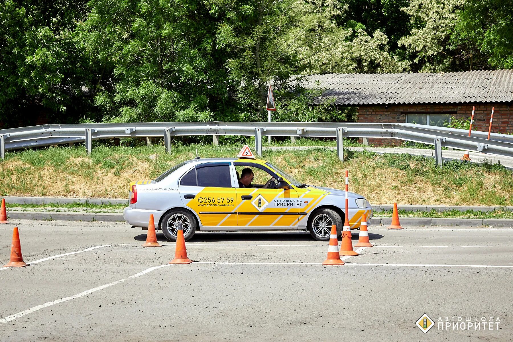 Автошкола приоритет. Приоритет автошкола Ростов. Автошкола приоритет машины. Приоритет автодром.