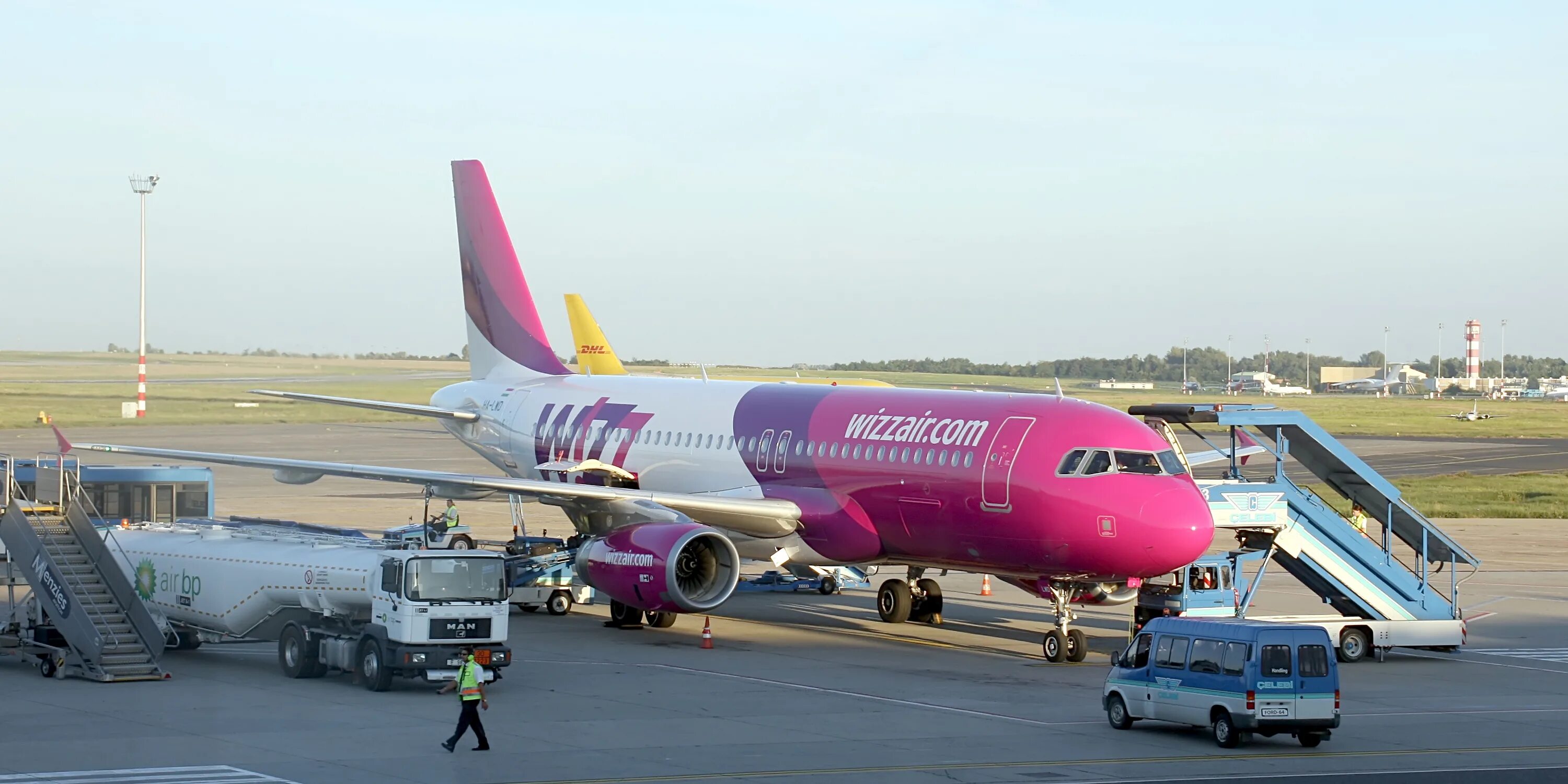 Wizz ереван. Стойка Wizzair Ереван аэропорт. Wizz Air обои для рабочего стола. Wizz Air Armenia Dubai. Офис Wizzair Будапешта.