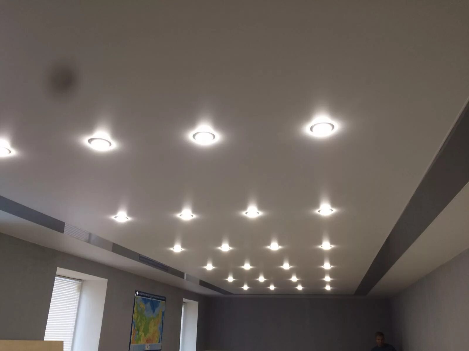 Навесной потолок в димитровграде. Установщик натяжных потолков. Установка натяжных потолков мытищи. Тканевые полотна на потолке. Установка натижной потолков.