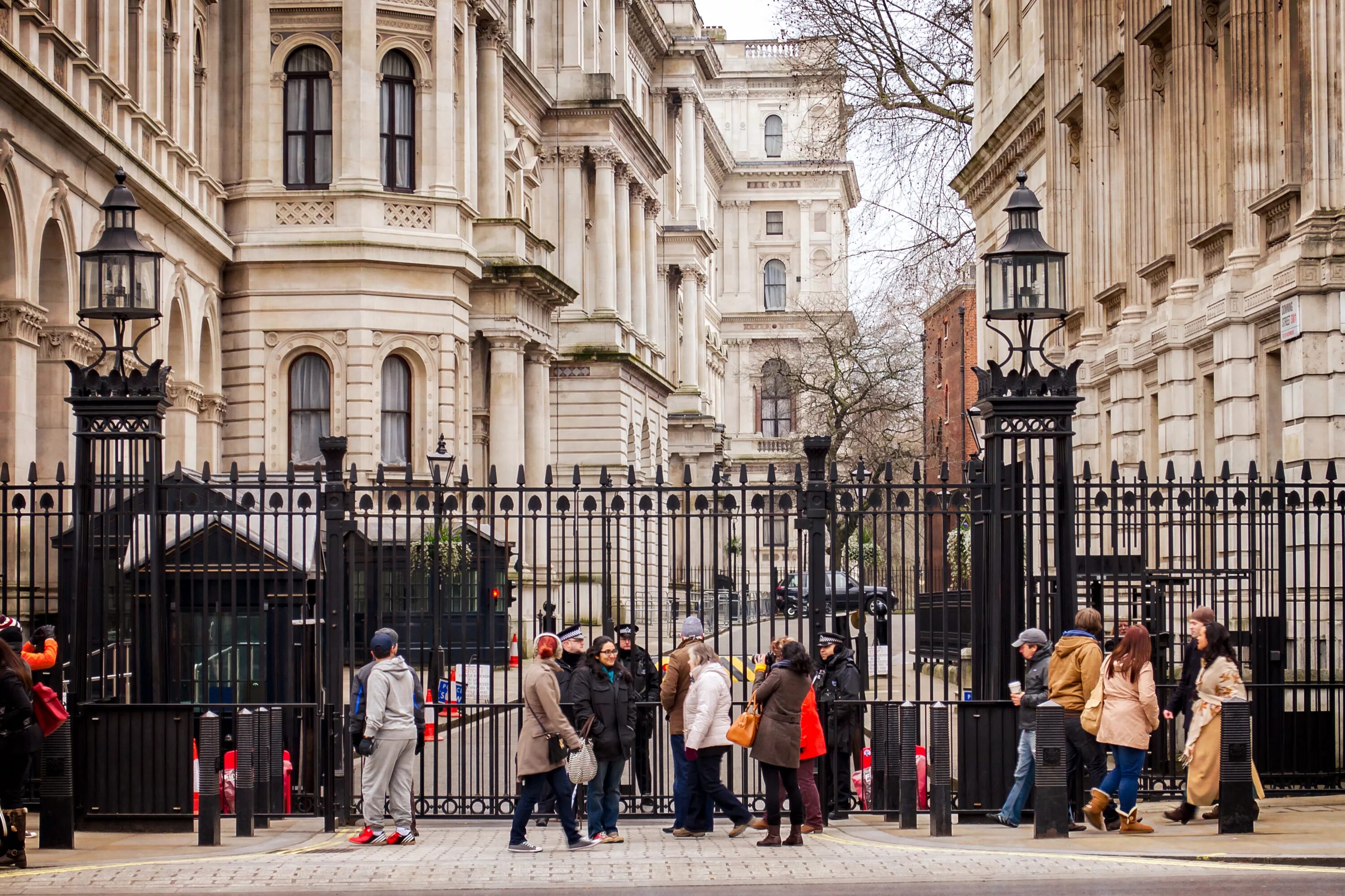 Премьеры в лондоне. Даунинг-стрит 10 в Лондоне. Улица Даунинг стрит в Лондоне. Резиденция премьер-министра Великобритании в Лондоне. Даунинг стрит 10 Лондон ворота.