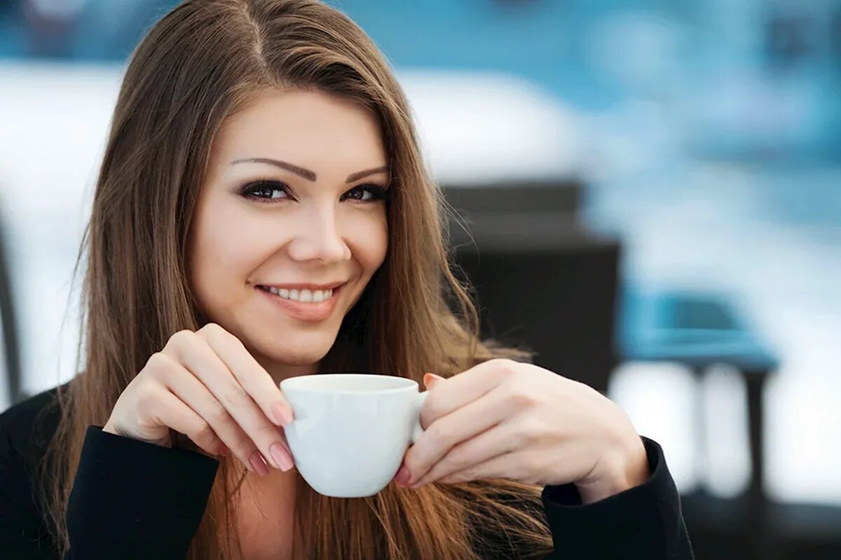 девушка пьет чай. чика кофе. корейский стрит фуд в москве чико. чика кофе. чика кофе.