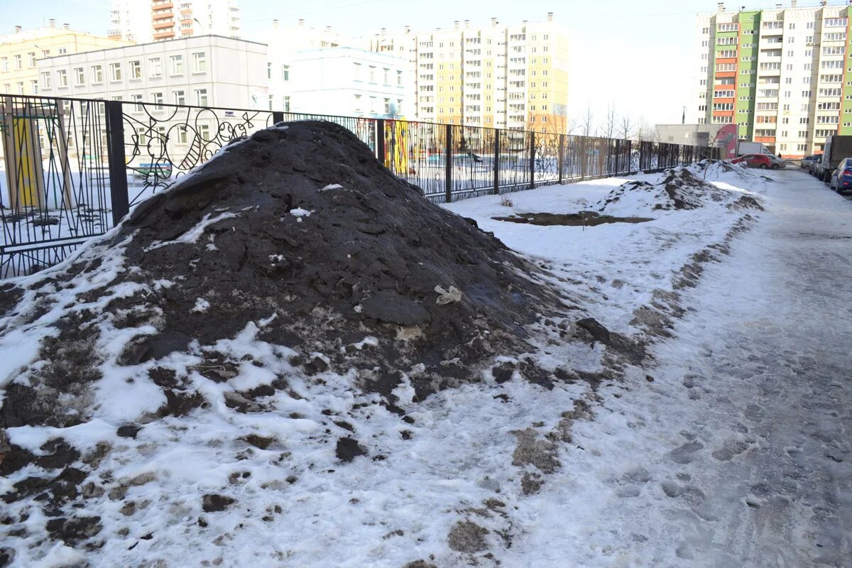 Грязный снег. Горы грязного снега. Куча грязного снега. Загрязненный снег. Грязные сугробы