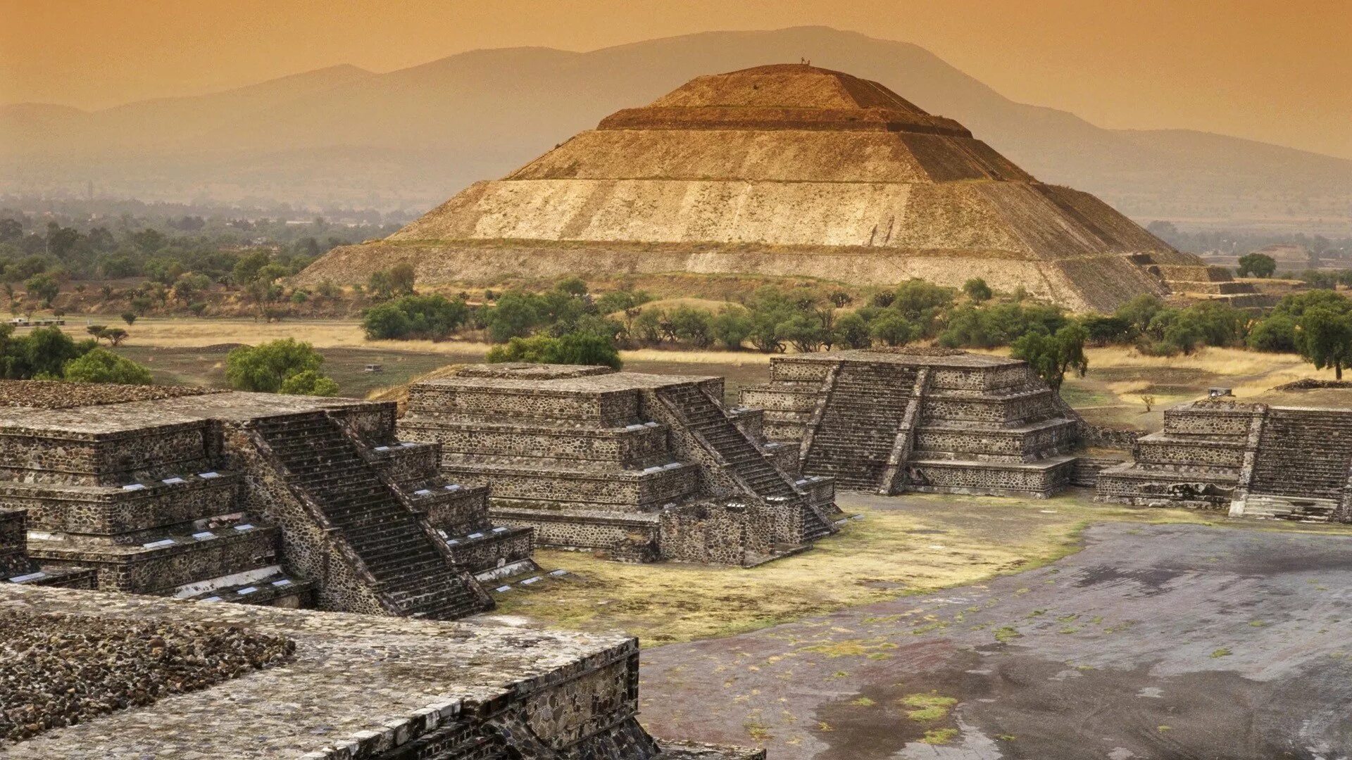 Теотиуакан пирамида солнца. Пирамиды Теотиуакан Мексика. Пирамиды ацтеков Теотиуакан. Город Теотиуакан пирамида солнца.