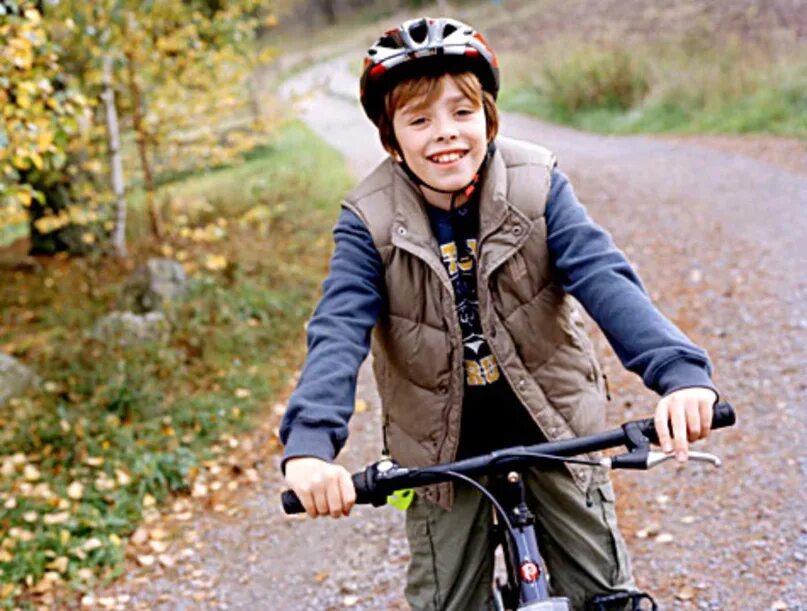 The children are riding bikes. Дети с велосипедом. Мальчик на велосипеде. Велик для детей. Мальчишки на великах.