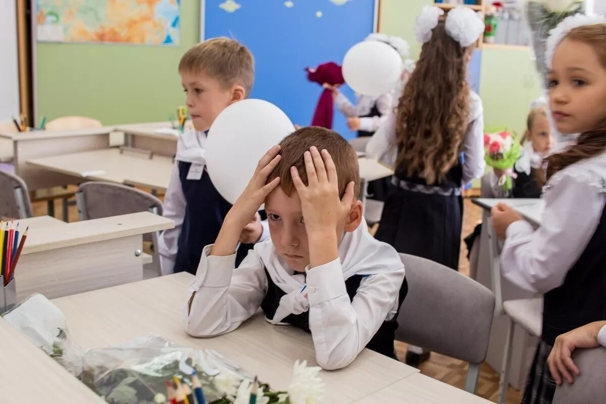 Дети в школе. Школьники в школе. Школьники младших классов. Занятия в школе.