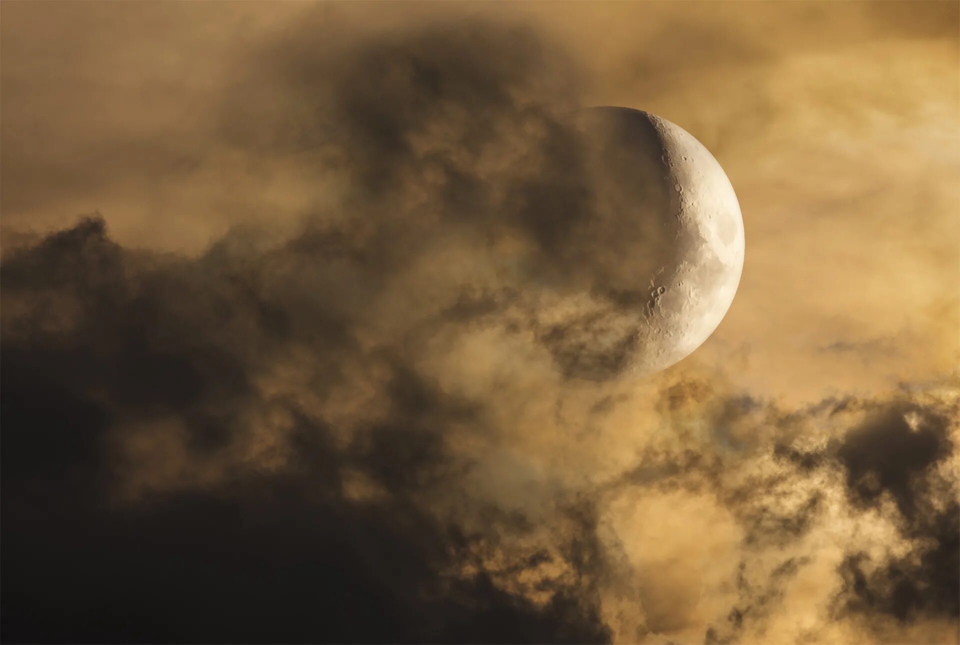 Clouded moon. Луна в облаках. Луна утром. Луна за облаками. Луна и тучи.