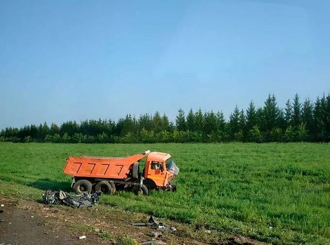 Камаз лето песня. КАМАЗ на дороге. Лобовое столкновение с КАМАЗОМ.