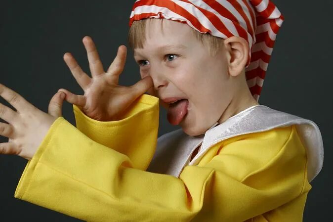 Жест длинный нос. Ладошки носик. Ухо глаз нос рука. Детские ручки. Ладошки носик.