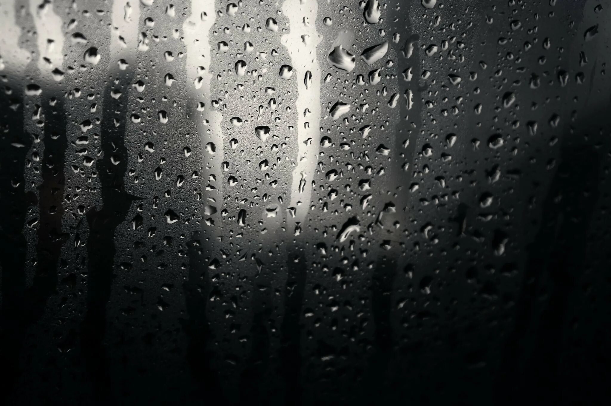 Запотевшее стекло дождь. Капли на стекле. Капли на окне. Капли дождя. Мокрое стекло для фотошопа.