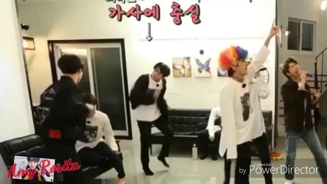 Выпуски run bts. Run bts karaoke. ран бтс караоке. бтс поют на дворе. bts поют стоя возле фонарей.