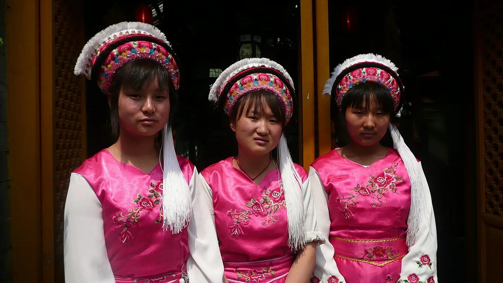 Уверенный мужчина фото. Бай человек это. Бай человек это. Платон фотограф. Человек держит гребень.