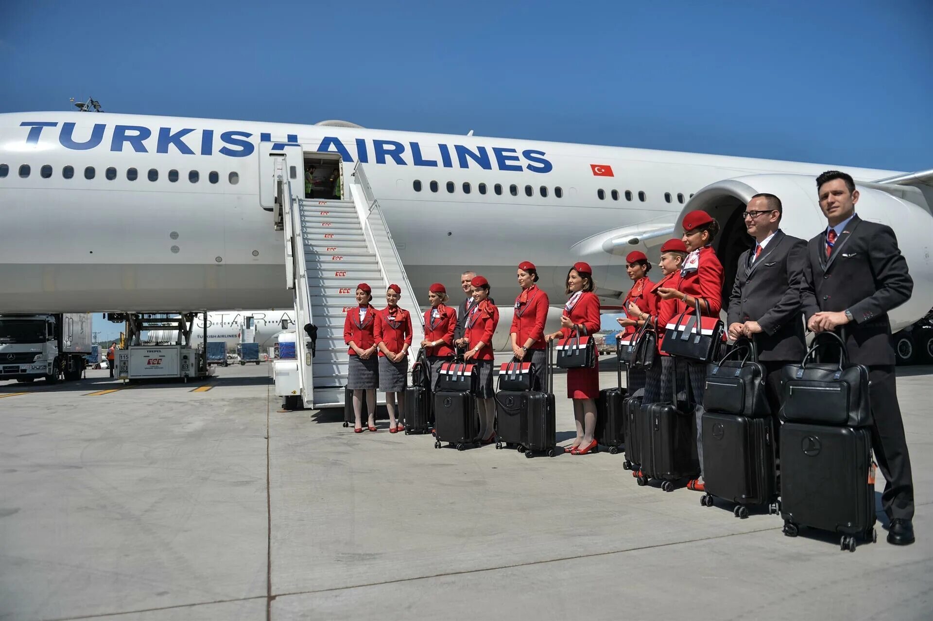 Сайты турецких авиакомпаний. Туркиш аирленд. Turkish Airlines авиакомпании Турции. Турецкие авиалинии экипаж. Форма турецкой авиакомпании.