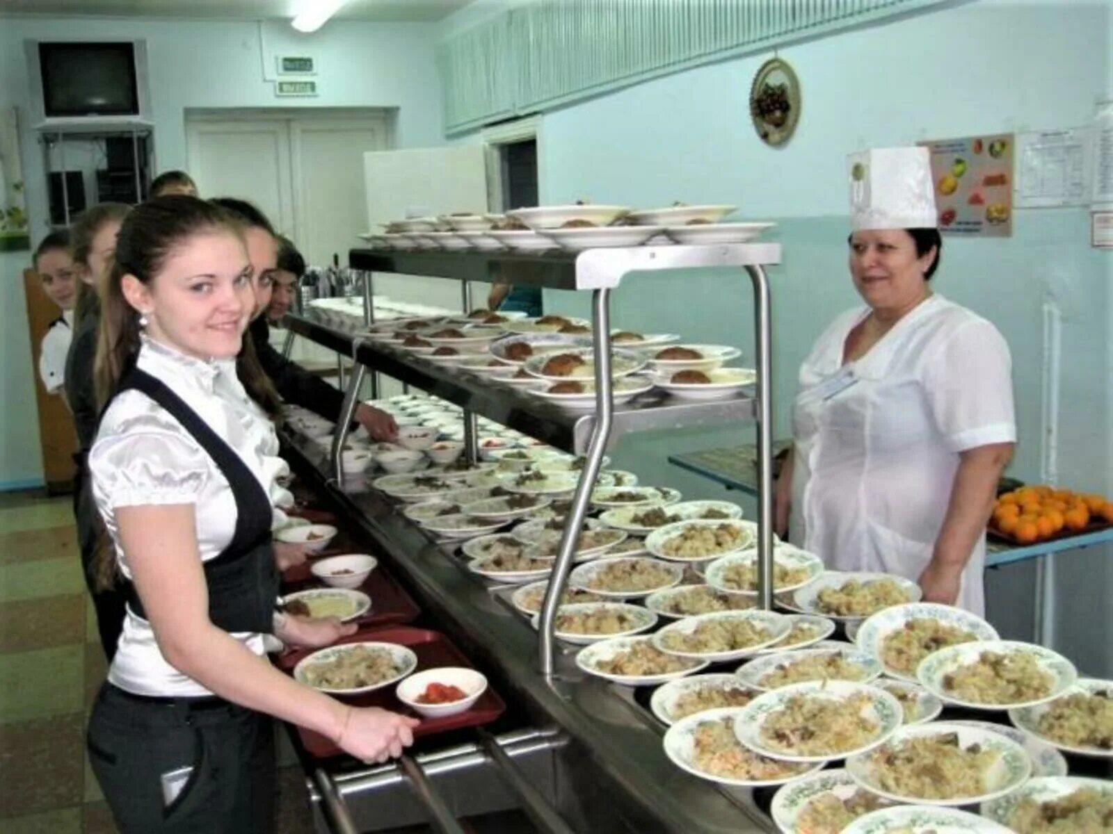 Готовка еды в школьной столовой. Комбинат питания для школьных столовых. Школьная столовая сейчас. Раздача еды в столовой в школе