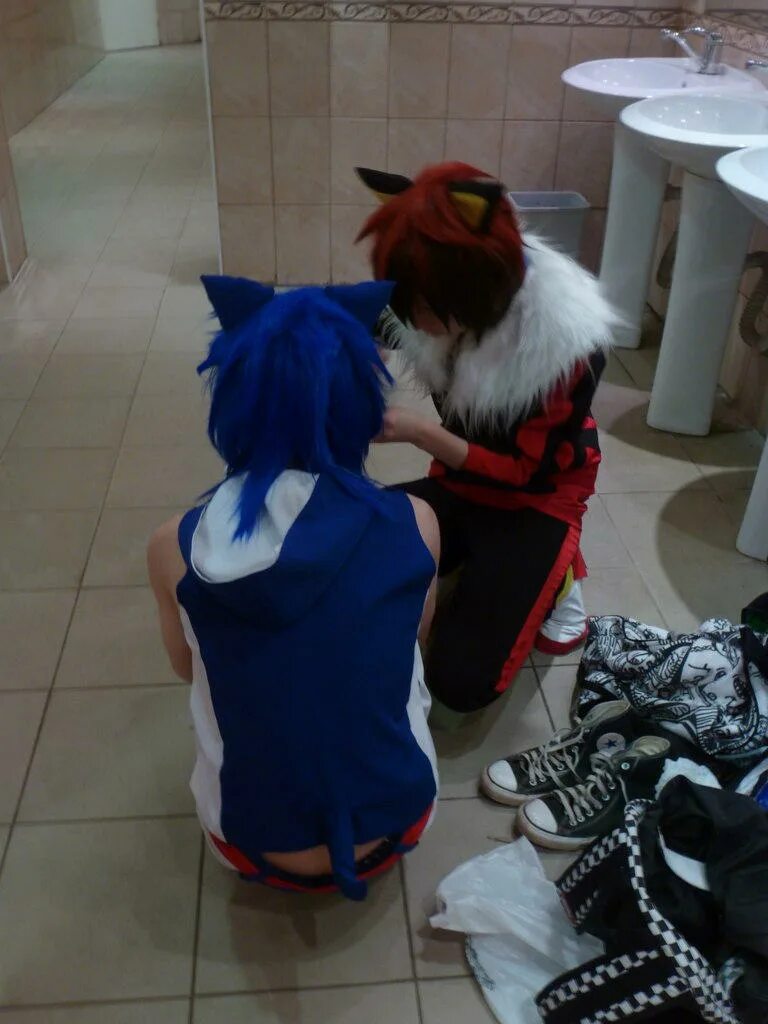 Sonic cosplay. Косплей Соник Шедоу. Косплей на Шедоу из Соника. Ёж Шедоу косплей. Костюм Шедоу.