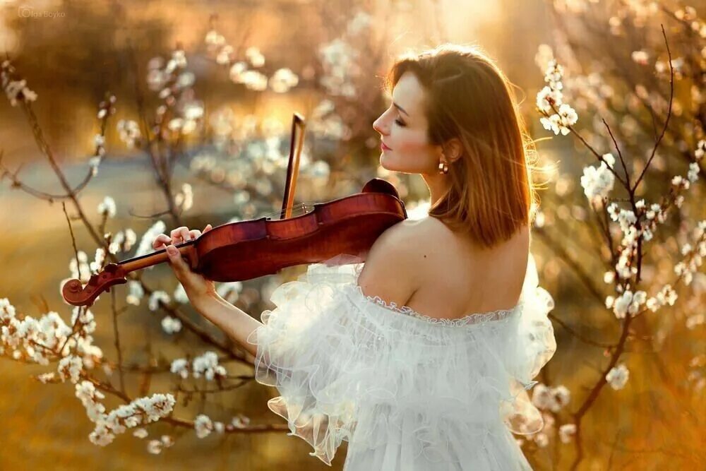 Очень нежно поет. Девушка на сцене софиты. Селена гомес на сцене. Вокал ариана гранде. Сердце поёт о любви.