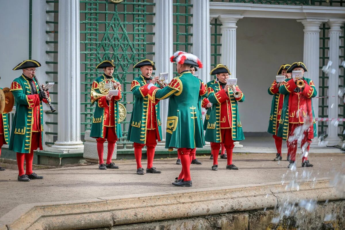Петергоф фотосессия в костюме. Петергоф одежда. Петергоф бал екатерины. Ритини платье 2022. Платье женское помпей.