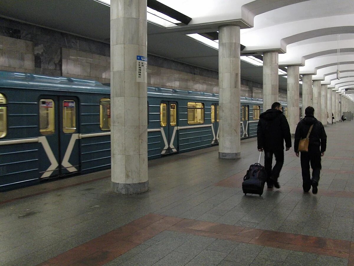Станция метро джастин бибирево. Москва станция метро бибирево. Станция бибирево москва. Метро бибирево спуск. Москва станция метро бибирево.