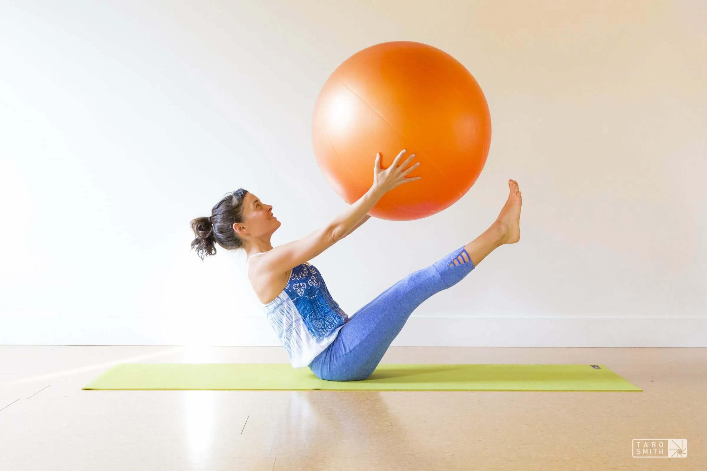 Мяч йоги для фитнеса "Yoga Ball" 75см. Занятия с мячом для детей. Упражнения с фитблоами для детей. Упражнения с фитболом для детей.