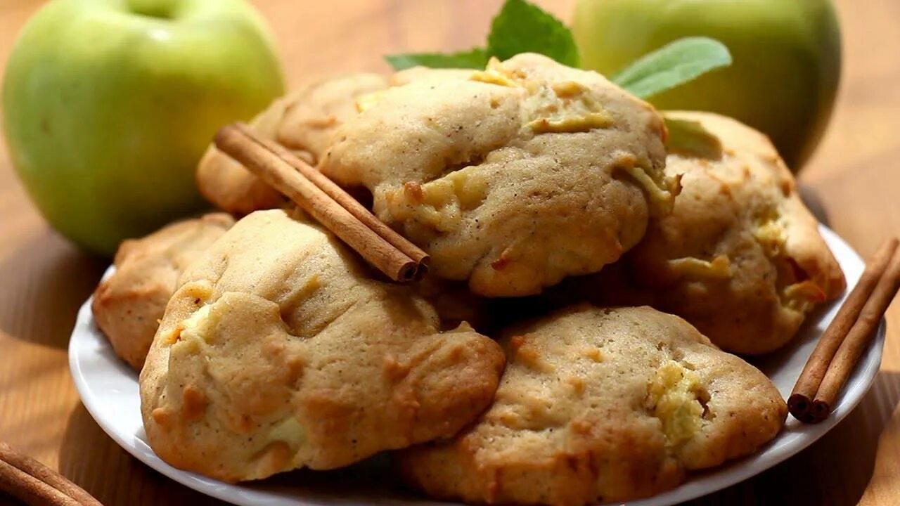 Печень с яблоками рецепт в духовке. Печенье с яблоками. Печенье с яблоком и корицей. Песочное печенье с яблоками. Печенье яблочное нежнейшее.
