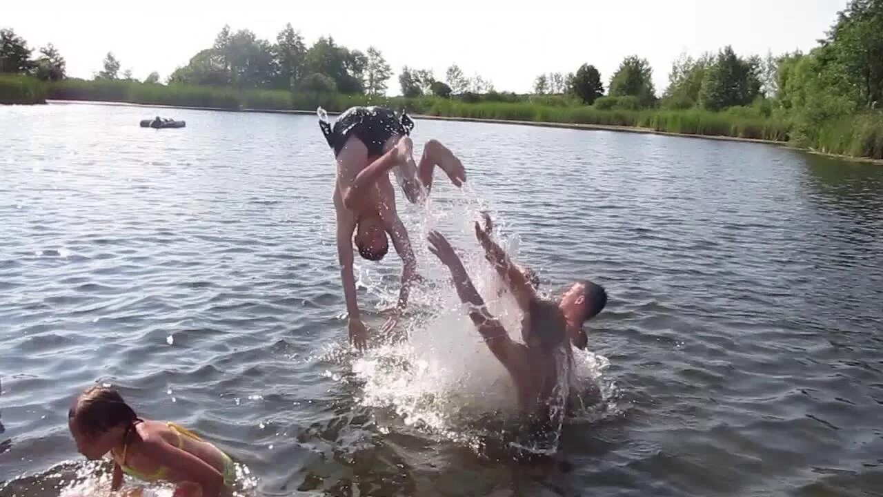 Хочу воды видео. Вода прикол. Дебилы купаются. Приколы на воде фото. Угар на воде.