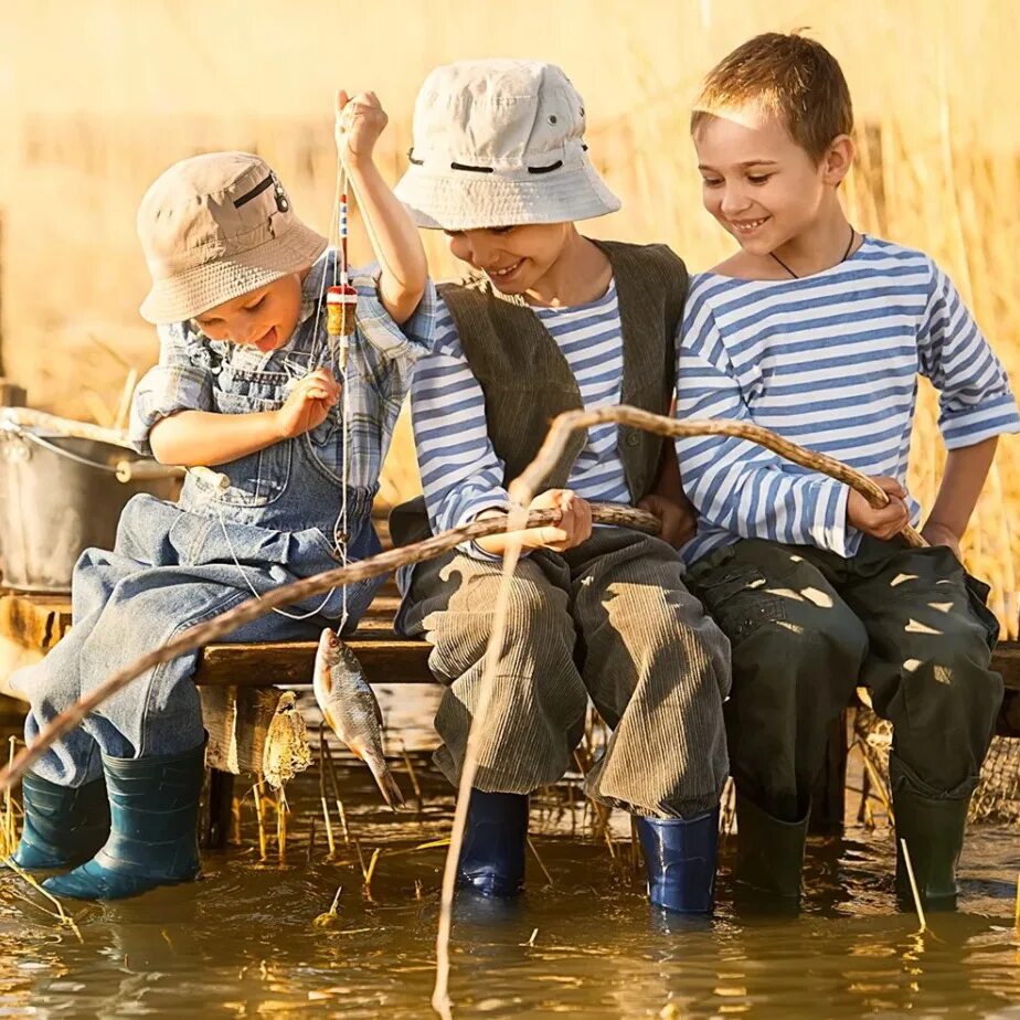 Детская фотосессия рыбалка. Дети на рыбалке. Рыбак для детей. Дети на берегу реки.