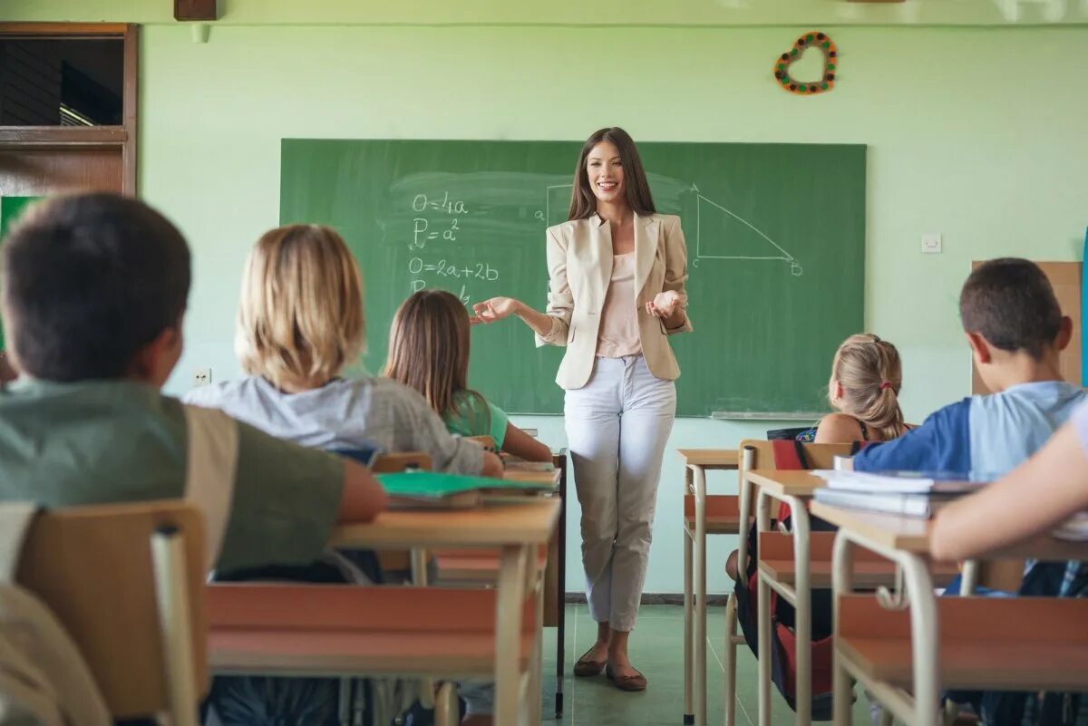 Teacher floating in class scary. Уроки учителя. Учитель в школе. Школьник и учительница. Учитель и ученик.