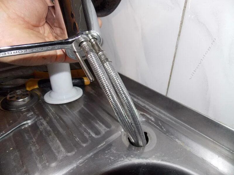 Как установить смеситель на раковину. Кран снизу мойки крепление. крепление крана к раковине. монтаж крана в раковину. крепление крана смесителя к мойке.