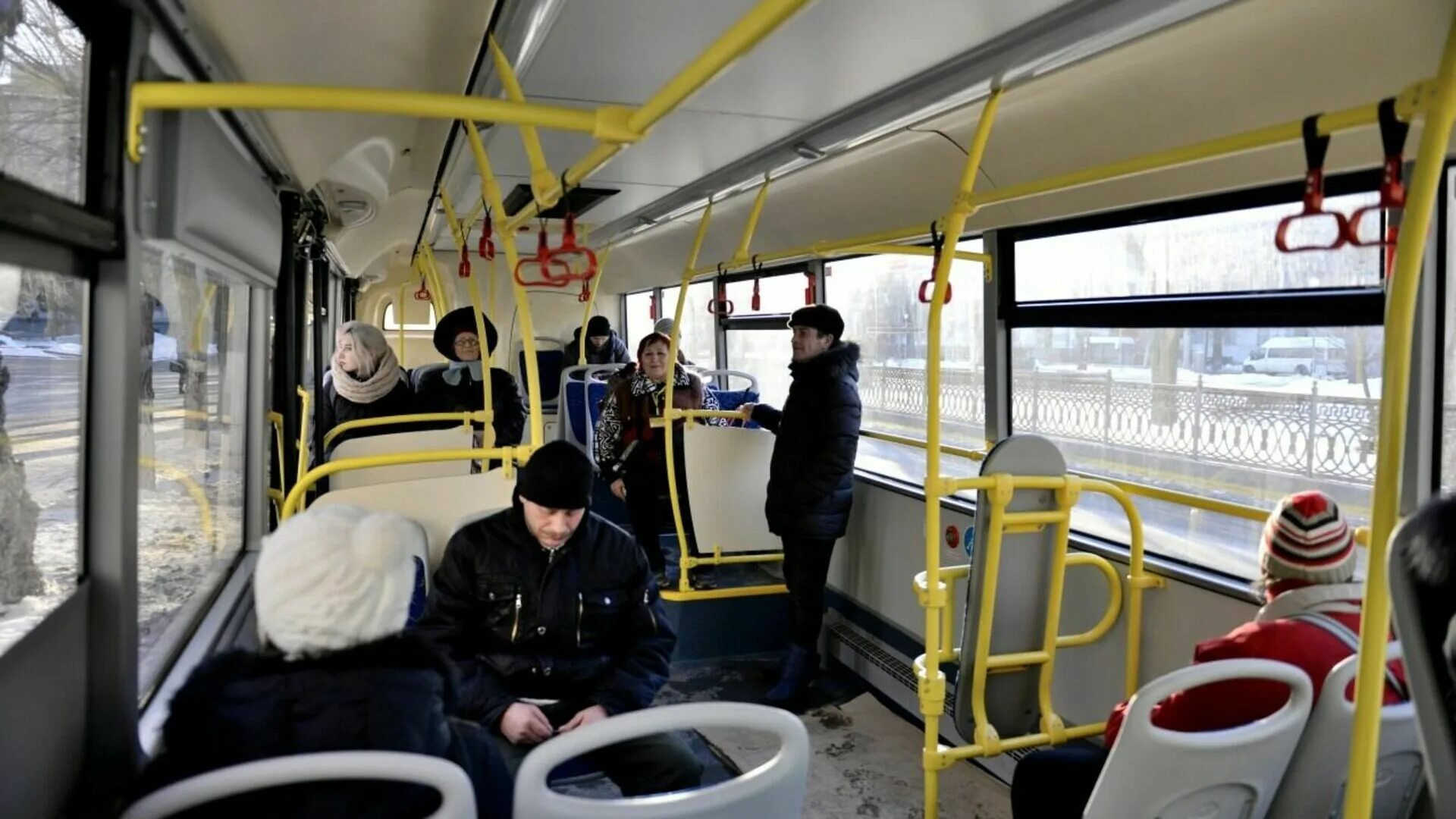 Проезд в волгограде на общественном транспорте. Автобус. женщины в общественном транспорте. люди в автобусе. пассажиры в транспорте.