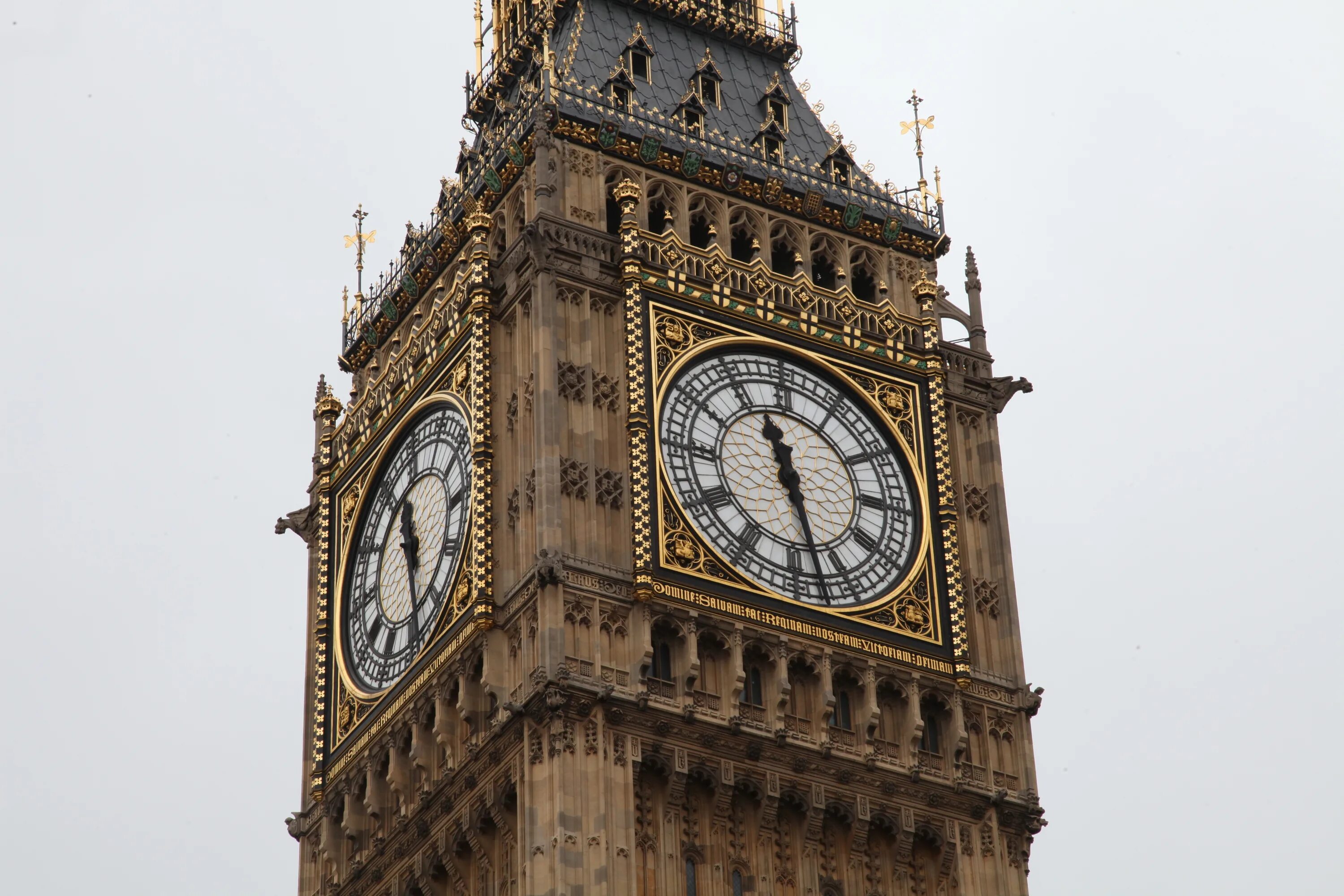 Часы канада время. Биг-Бен (башня Елизаветы). Часовая башня Биг Бен. Лондонские часы Биг Бен. Лондон Тауэр Биг Бен.