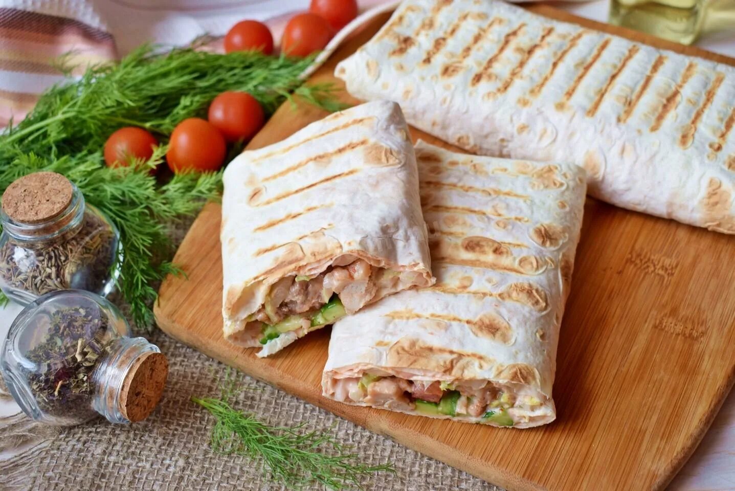 Шаурма какая кухня. Шаурма классическая. шаурма с курицей. пп шаурма. шаурма с зеленью.