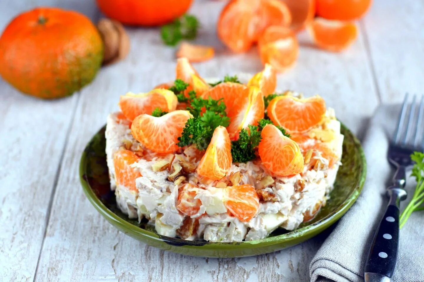 Салат с мандаринами на новый год. Салат с мандаринами и курицей и сыром. салат с мандаринами и курицей. салат с креветками и мандаринами. салат с мандаринами и сыром.