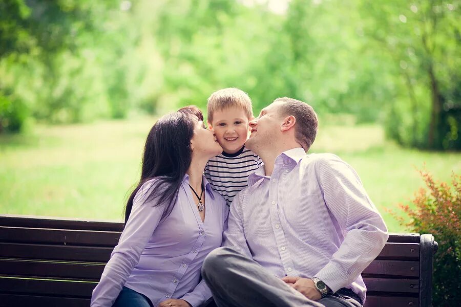 Mom son wife. Семейная фотосессия. Семейная фотосессия в парке. Семейная фотосессия на скамейке в парке. Семейная фотосессия со взрослыми детьми.