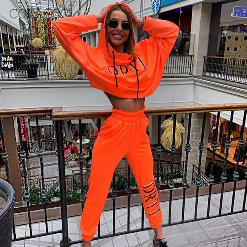 девочка в оранжевом костюме. девочка в оранжевом костюме. оранжевый комбинезон заключенного. костюм заключенного оранжевый. оранжевый костюм.