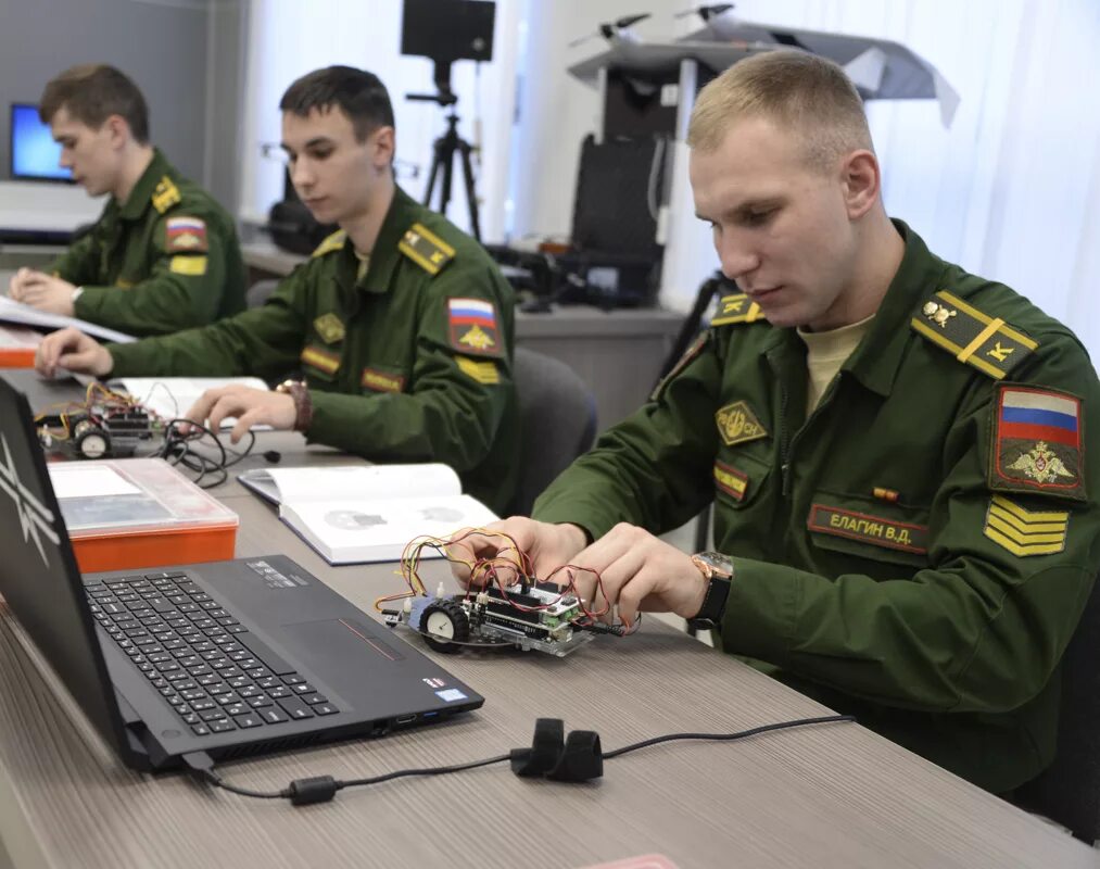 Военное образование. Курсанты на занятиях. Учеба в военной Академии. Военная лаборатория. Военная организация.