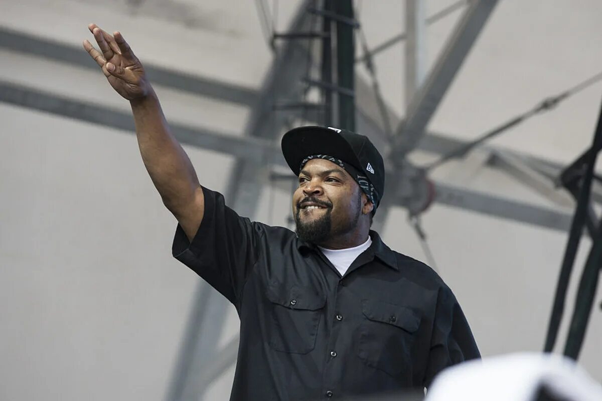 Ice cube me. Айс Кьюб. Ice Cube 90s. Ice Cube 2012. Ice Cube 2000.