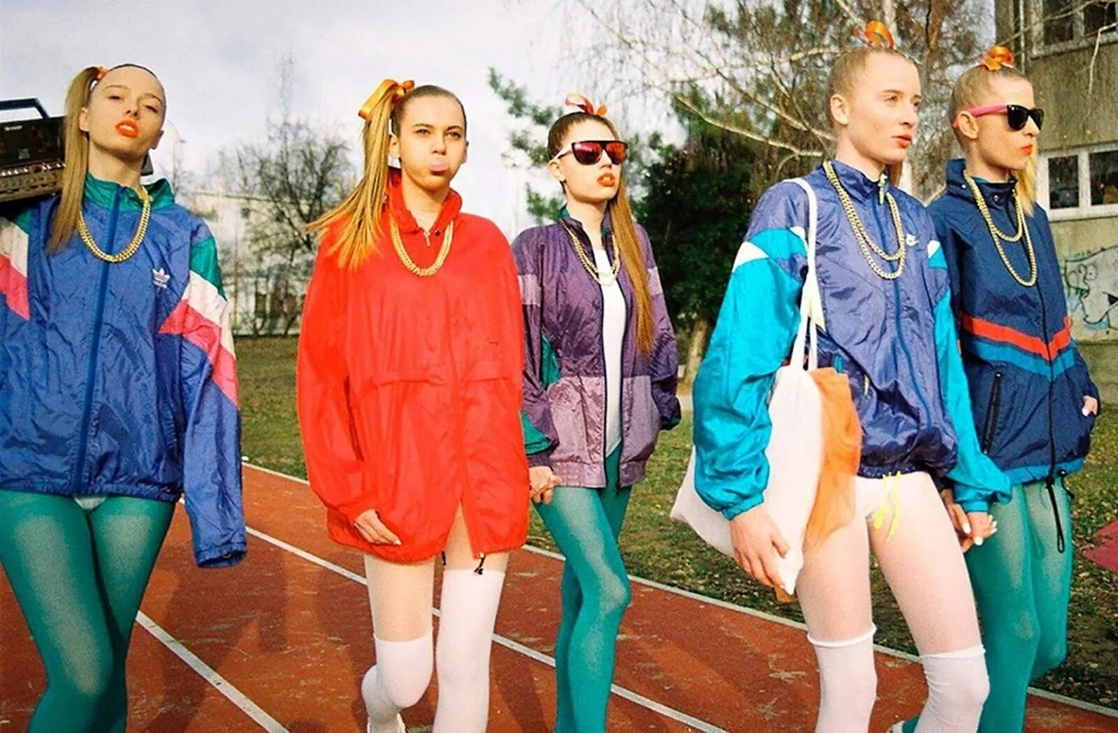 Дискотека 90-х одежда. Костюм в стиле 90-х. Лихие 90-е мода. Как одевались девочки в 90. Как одевались девочки в 90.