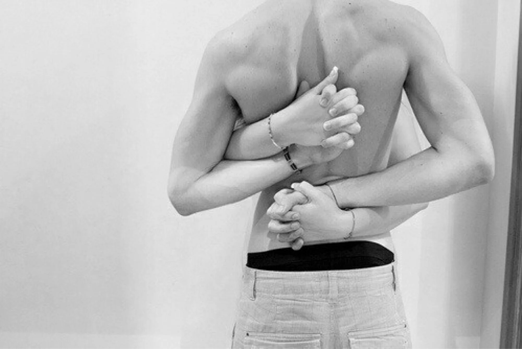 Держи спину девушка парни. Парень с девушкой на кухонном столе. Страстное объятие. Обнимает сзади. Мужчина и женщина обнимаются.