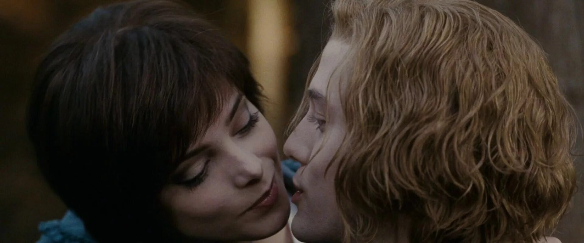 Элис каллен рассвет. Келли стикей художник. Элис обитель зла. Элис делают. Все еще элис кадры из фильма.