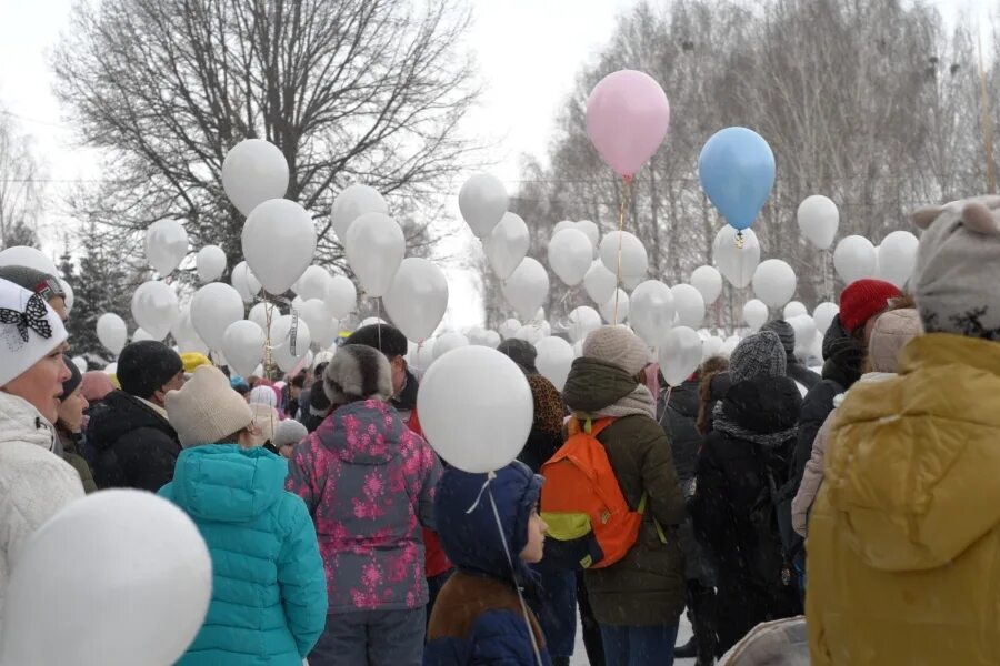 Воздушные шарики зимой. Запуск белых шаров. Белые шары запустить в небо. Белые шарики на митинге. Протесты с белыми шарами.