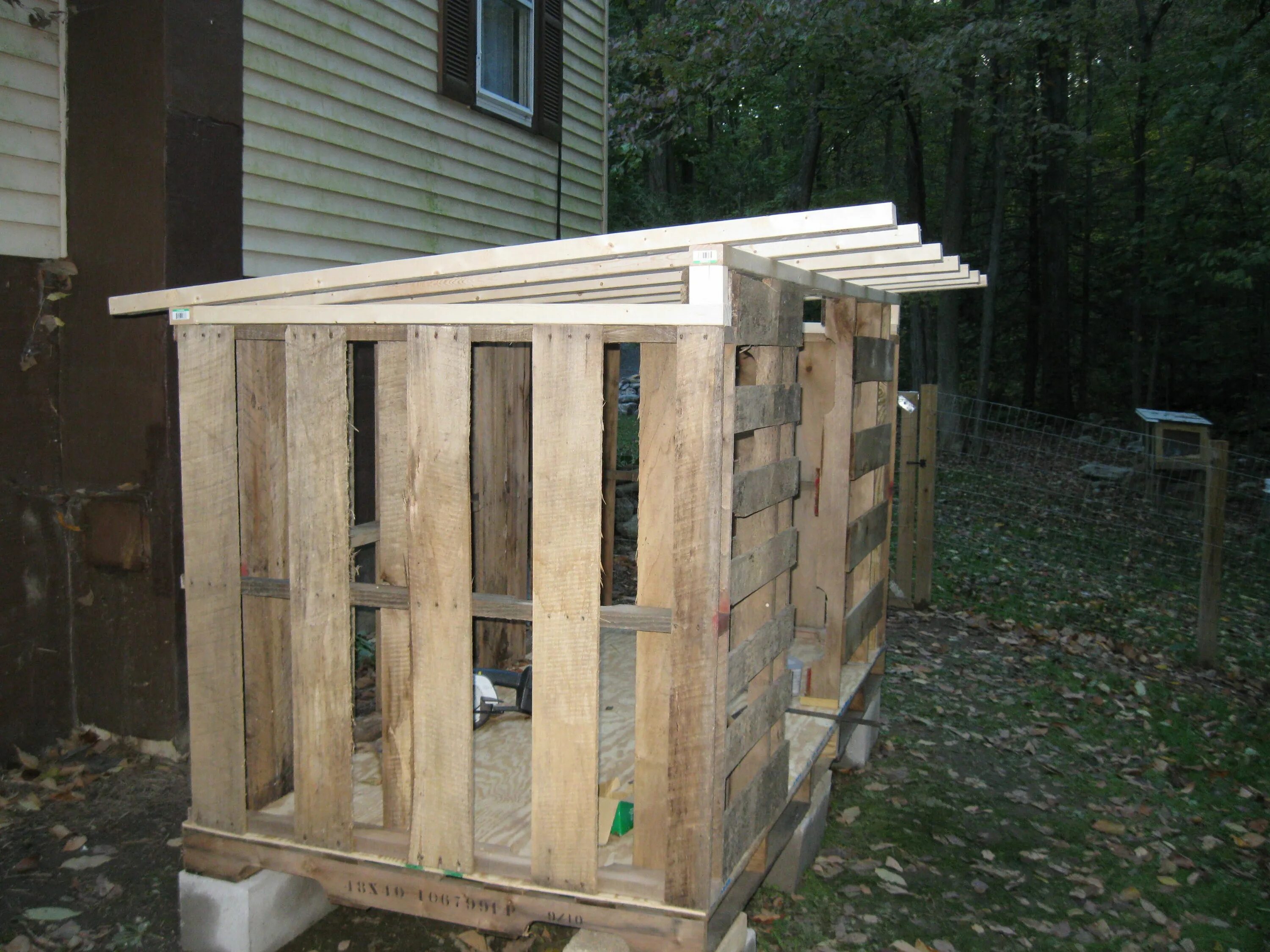 Курятник из европоддонов. Курятники для кур. Птичник из поддонов. Курятник из поддонов. Домик для курей из поддонов.