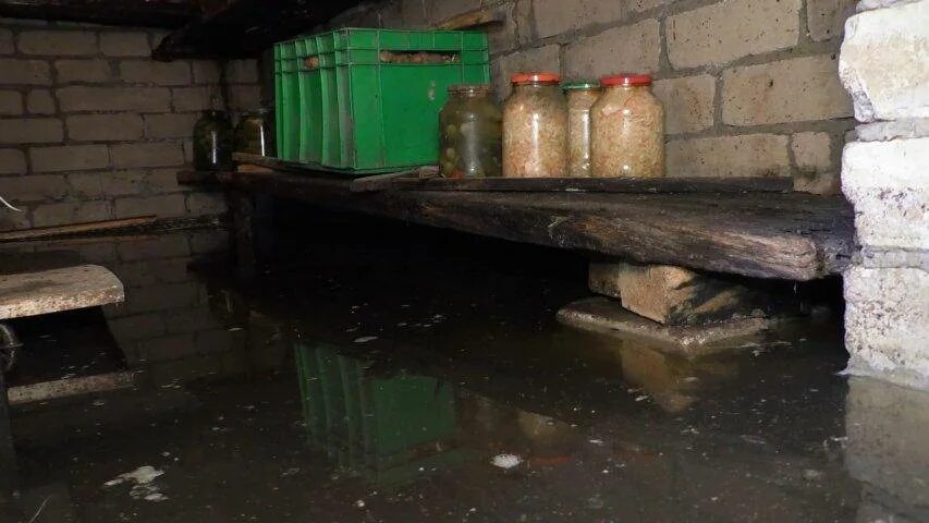 Затапливает подвал в доме. Затопленный погреб. затопление подвала. вода в подвале. подвал затоплен.