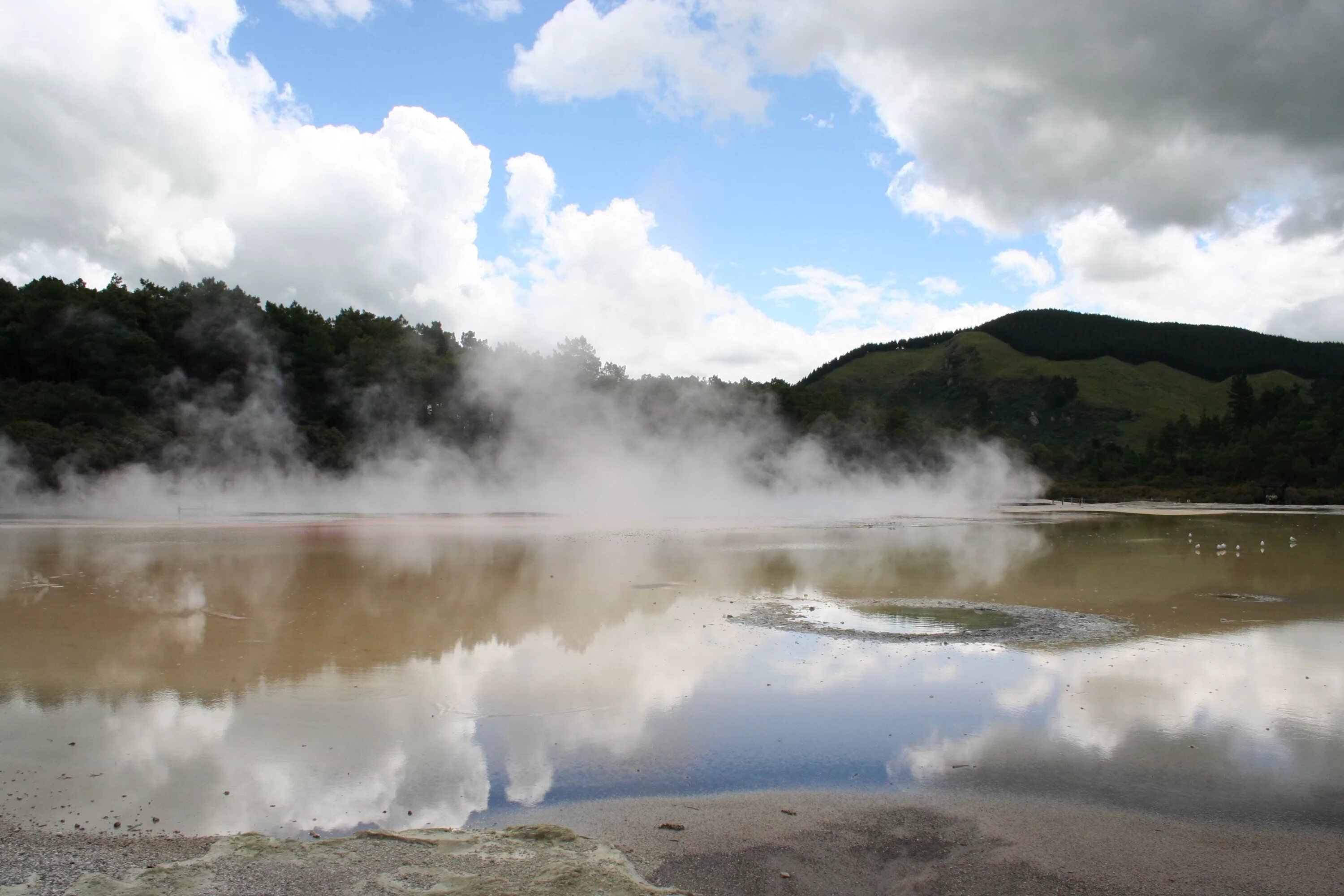 Роторуа (озеро). Вулкан Rotorua. Испарение воды. Водяной пар. Водяной пар это вода в состоянии