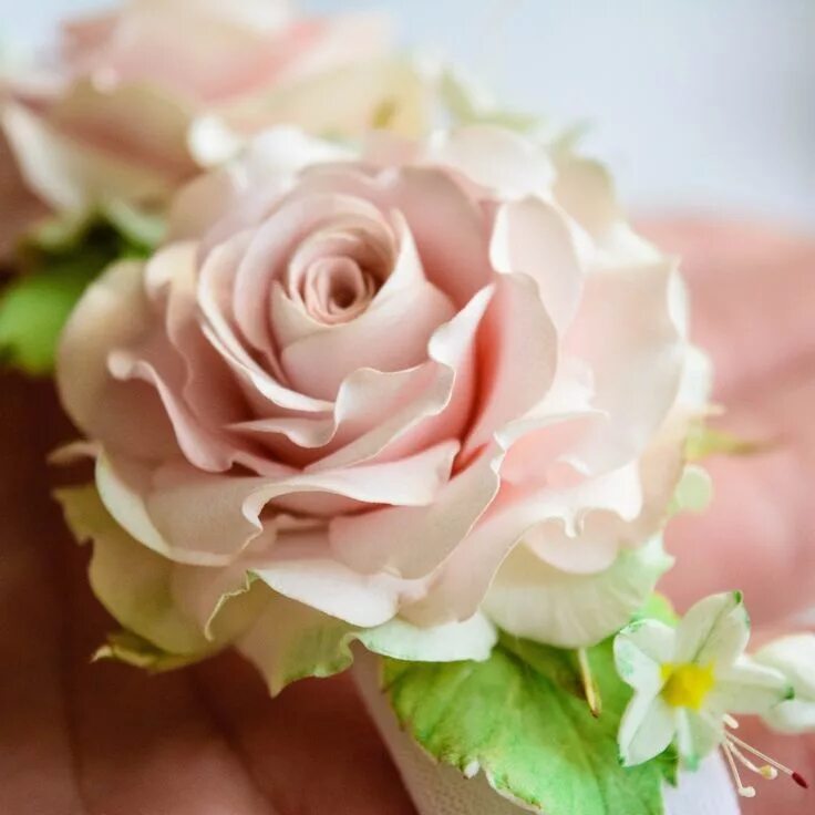 Фоамиран цветы. Фоамирановые цветы. Фоарамин цветы. Фоамирановая роза. Роза Хегай из фоамирана.