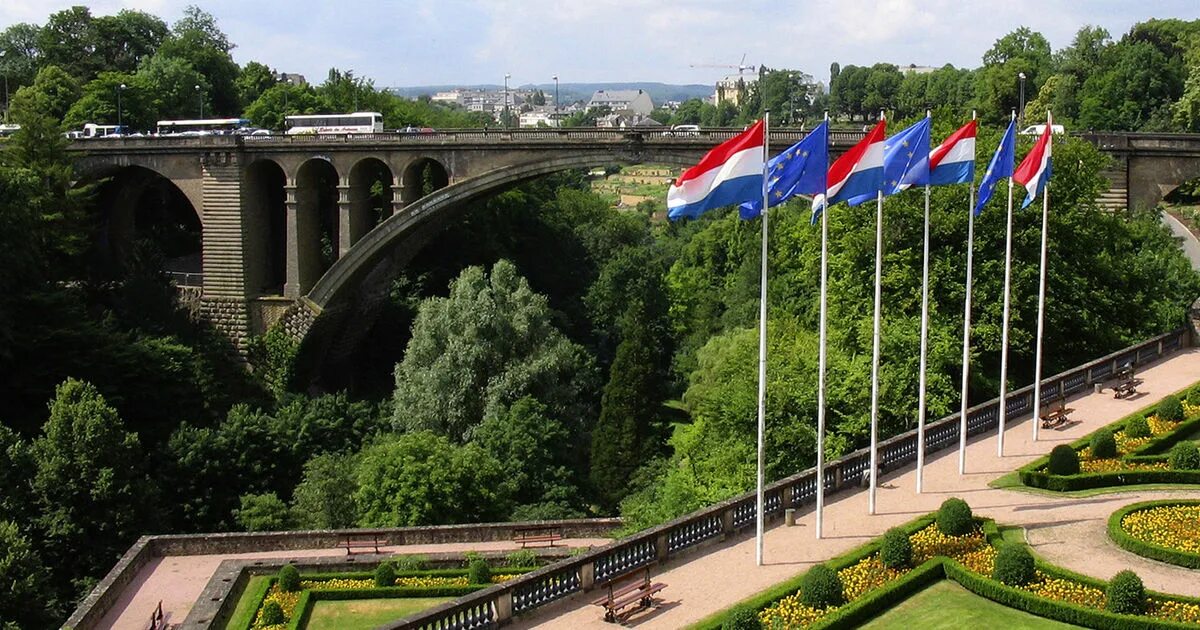На каком говорят в люксембурге. Герцогство Люксембург. Герцогство Люксембург столица. Люксембург день независимости. Герцогство Люксембург население.