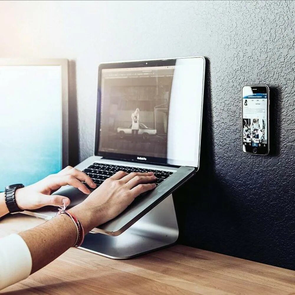 картинки с гаджетами без людей. настольный органайзер с беспроводной зарядкой. органайзер из дерева. зарядная станция для офиса. док станция для зарядки телефонов.