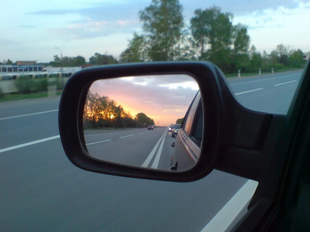 Путешествие зеркало машины. Вид из окна машины. Зеркальные дороги. Вид в боковое зеркало машины. Зеркальная дорога.