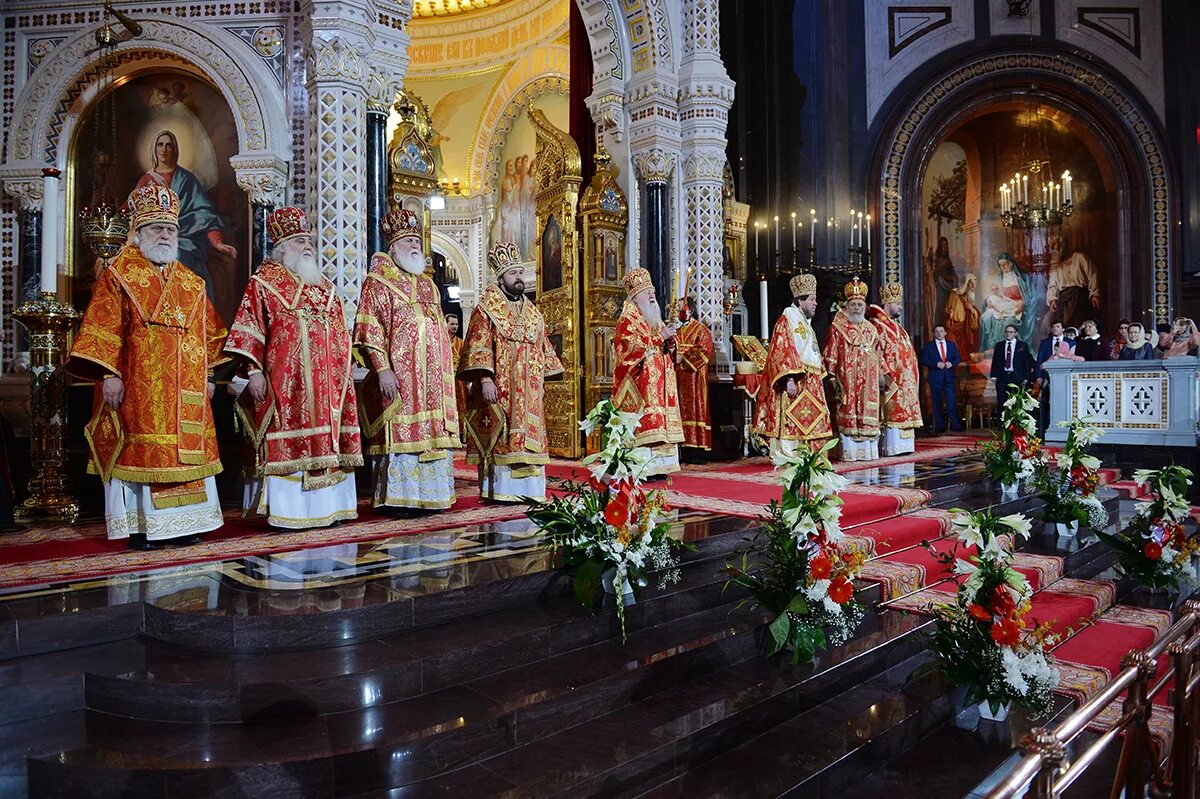 Пасха в 2009 году какого. Великая вечерня на Пасху храм Христа Спасителя. Великая вечерня на Пасху. Пасхальное богослужение в храме Христа Спасителя. Антиохийское подворье в Москве.