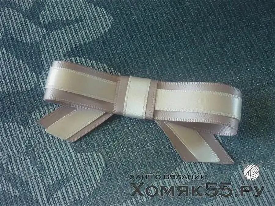 Техника плоский бант увеличение. Плоский бант из ленты. Плоский бань. Бантики из светоотражающей ленты. Банты из лент разной ширины.